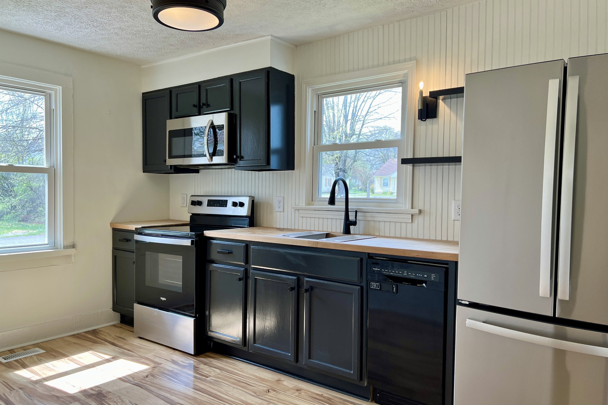 401 North High Street Franklin, KY 42134 - Photo 6 of 28 a kitchen with a sink and a refrigerator