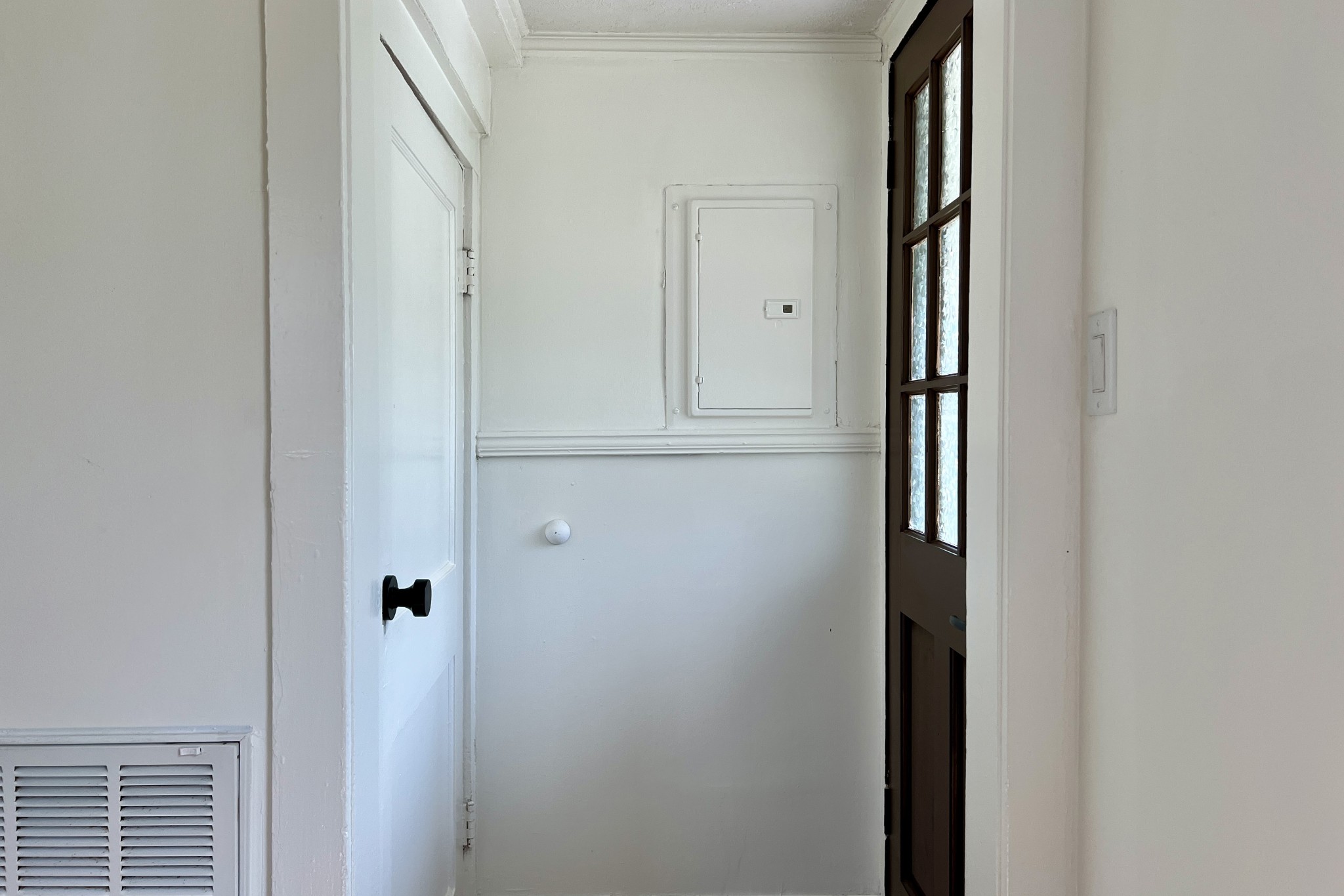 401 North High Street Franklin, KY 42134 - Photo 8 of 28 a view of a closet