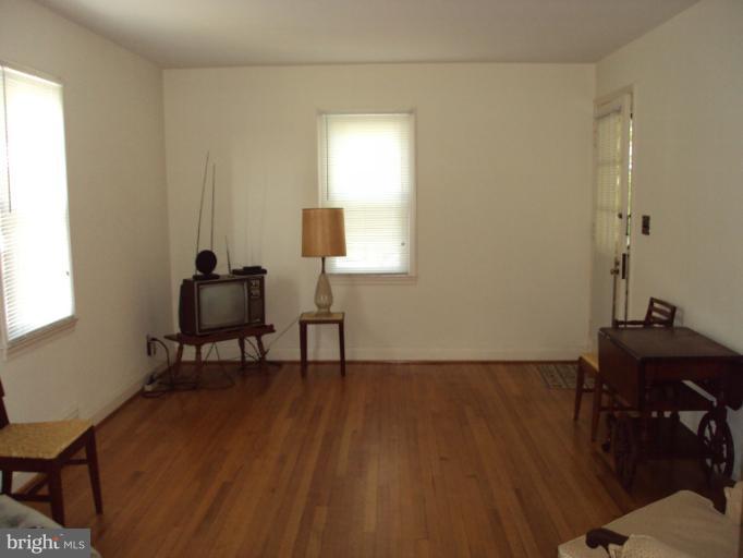 4301 Harcourt Road Baltimore, MD 21214 - Photo 13 of 15 Living Room