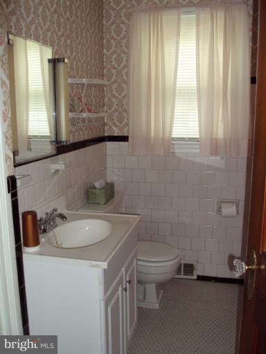 4301 Harcourt Road Baltimore, MD 21214 - Photo 8 of 15 Bath