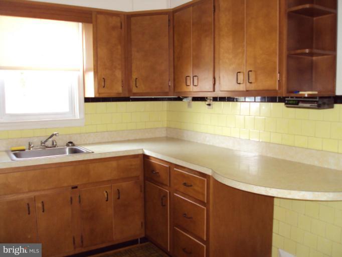 4301 Harcourt Road Baltimore, MD 21214 - Photo 10 of 15 Kitchen
