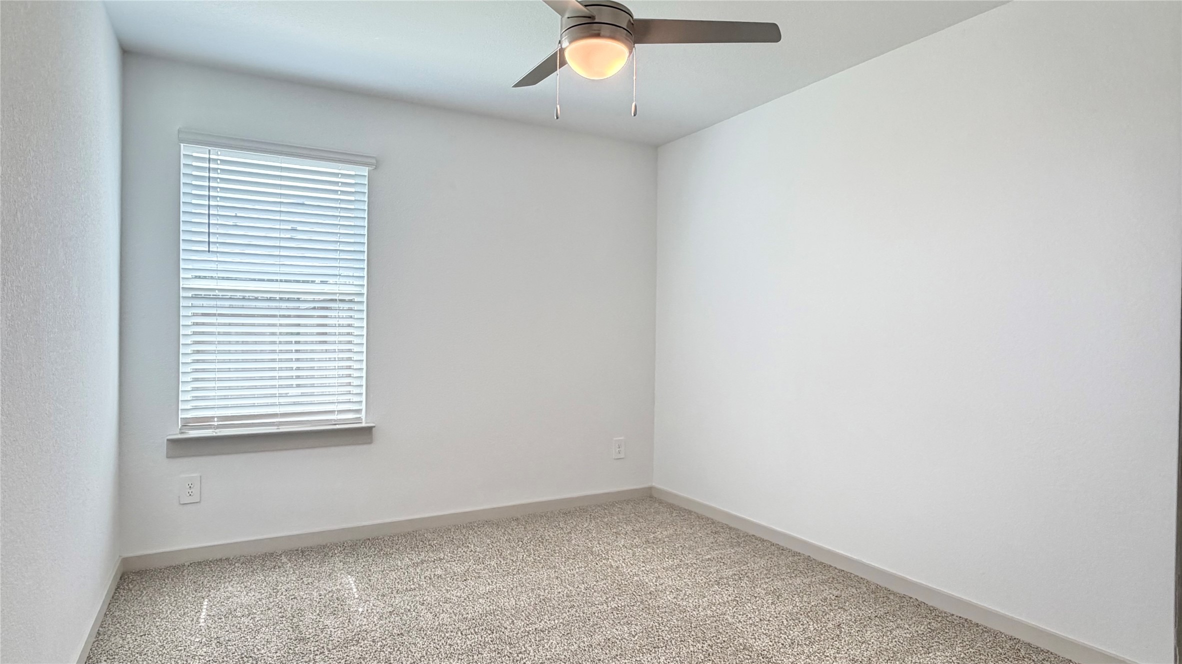 41 Desert Spring Lane Manvel, TX 77578 - Photo 11 of 18 Another secondary bedroom.