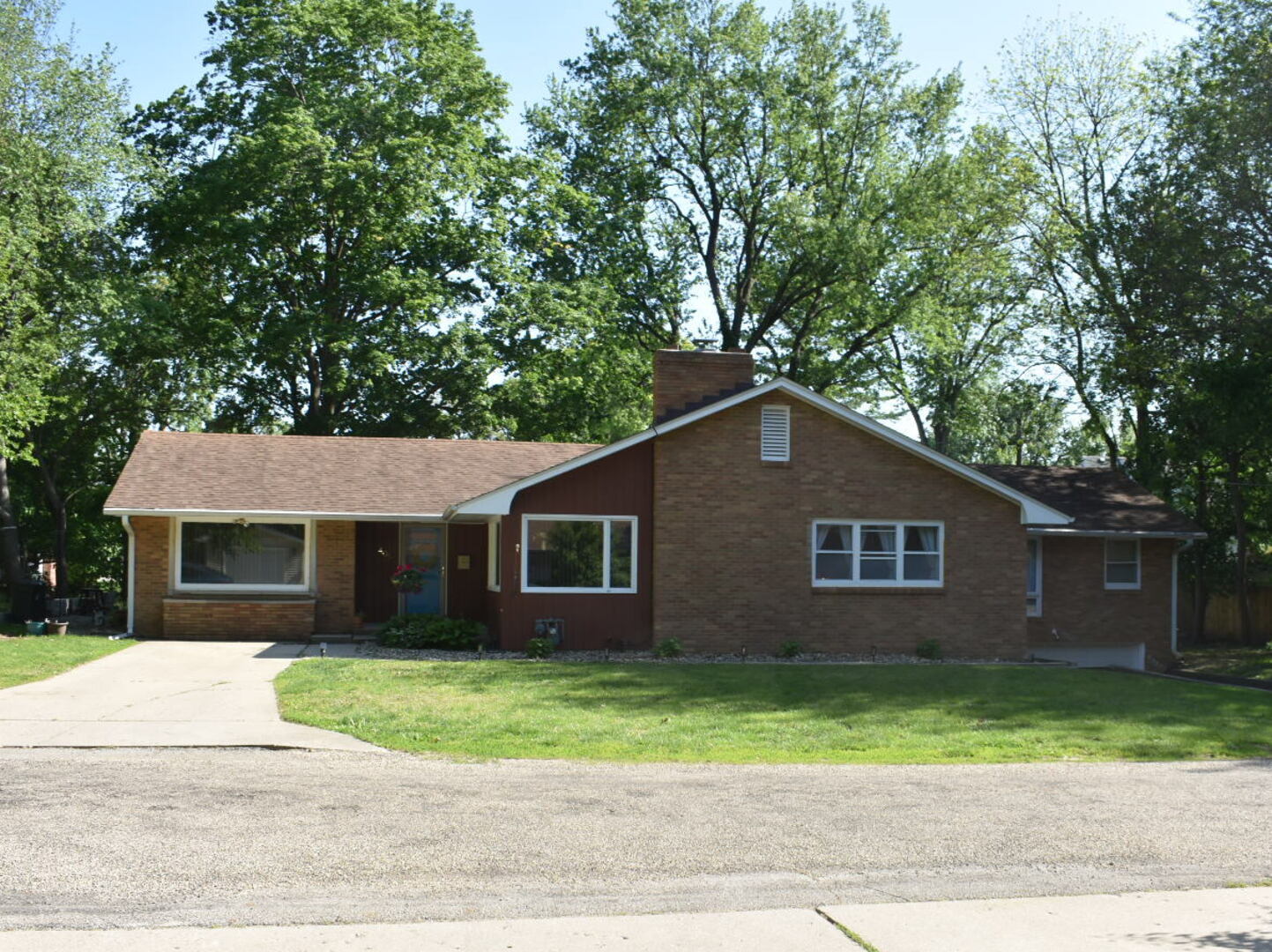 405 Prairie Court Streator, IL 61364 - Photo 2 of 16 a front view of a house with a garden