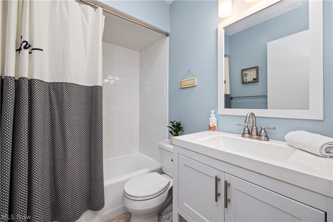 184 Sunset Road Avon Lake, OH 44012 - Photo 23 of 35 Full bathroom with shower / bath combination with curtain, vanity, and toilet