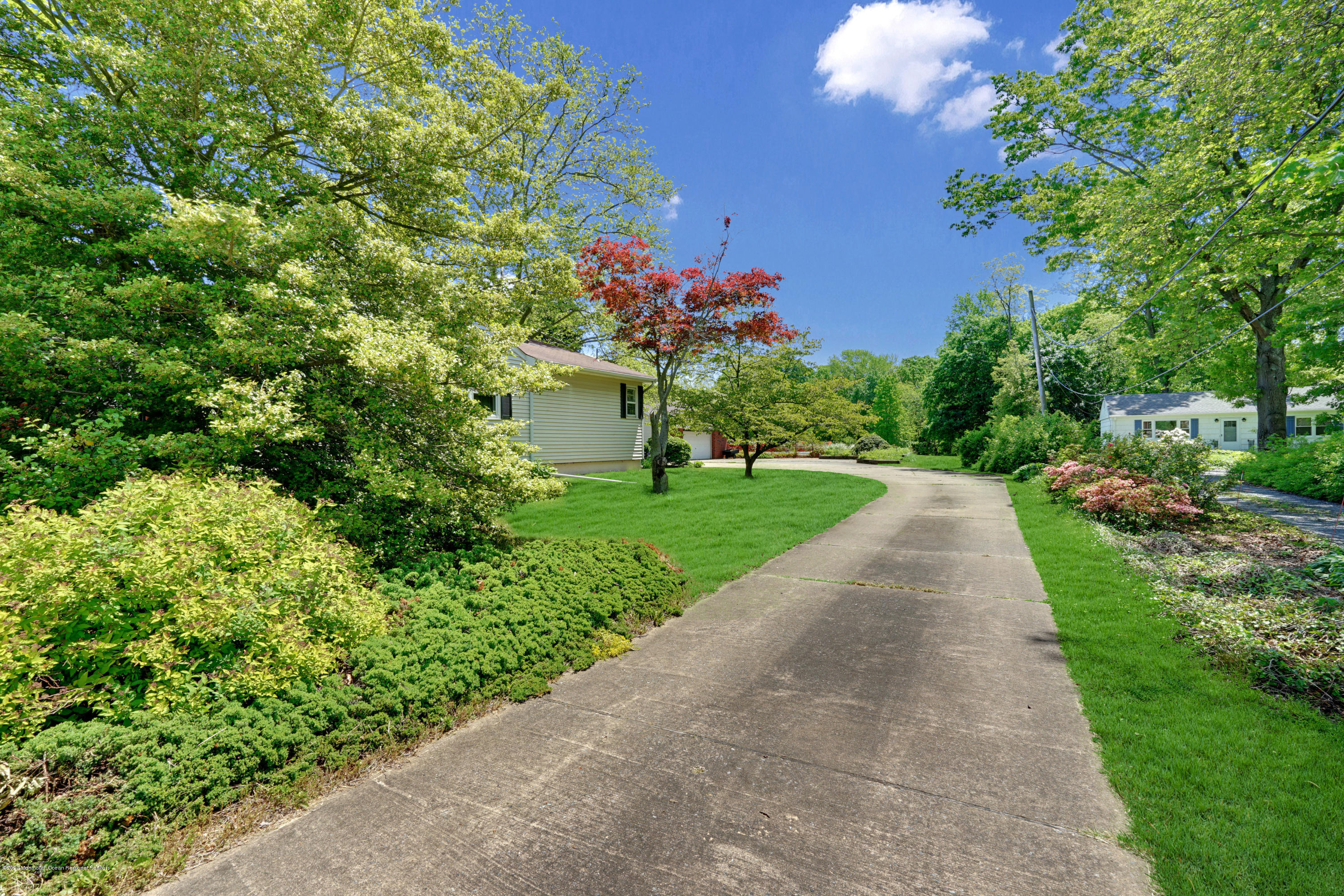 249 Monmouth Road Freehold, NJ 07728 - Photo 4 of 35 Driveway