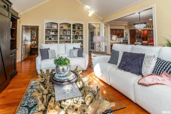 $689,000 | 2101 Windsor Drive, Marion, IL 62959