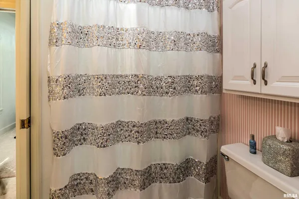 $689,000 | 2101 Windsor Drive, Marion, IL 62959