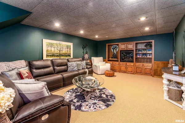 $689,000 | 2101 Windsor Drive, Marion, IL 62959