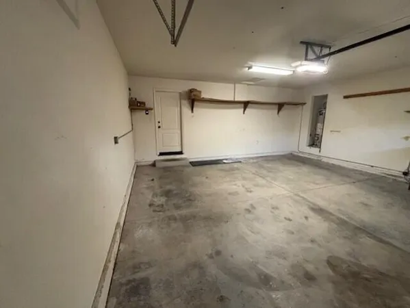 a view of entryway with a yard