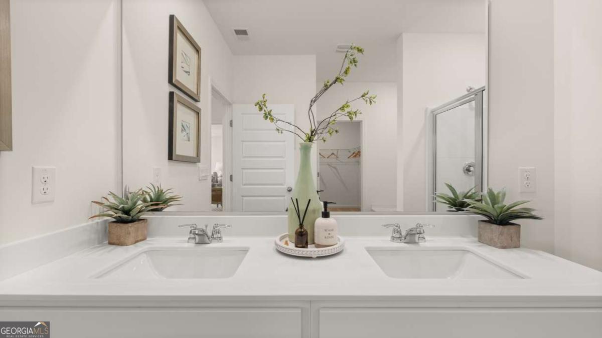 204 Cattle Drive Perry, GA 31069 - Photo 15 of 44 a bathroom with sink and mirror