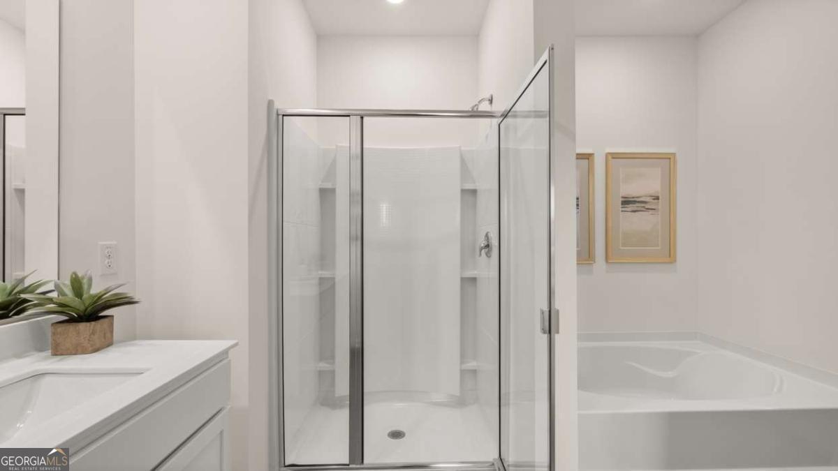 204 Cattle Drive Perry, GA 31069 - Photo 17 of 44 a bathroom with a shower a sink and a mirror