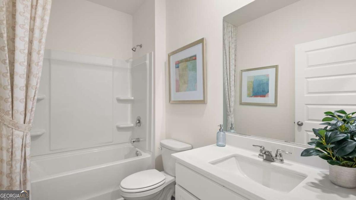 204 Cattle Drive Perry, GA 31069 - Photo 33 of 44 a bathroom with a sink toilet and a bathtub