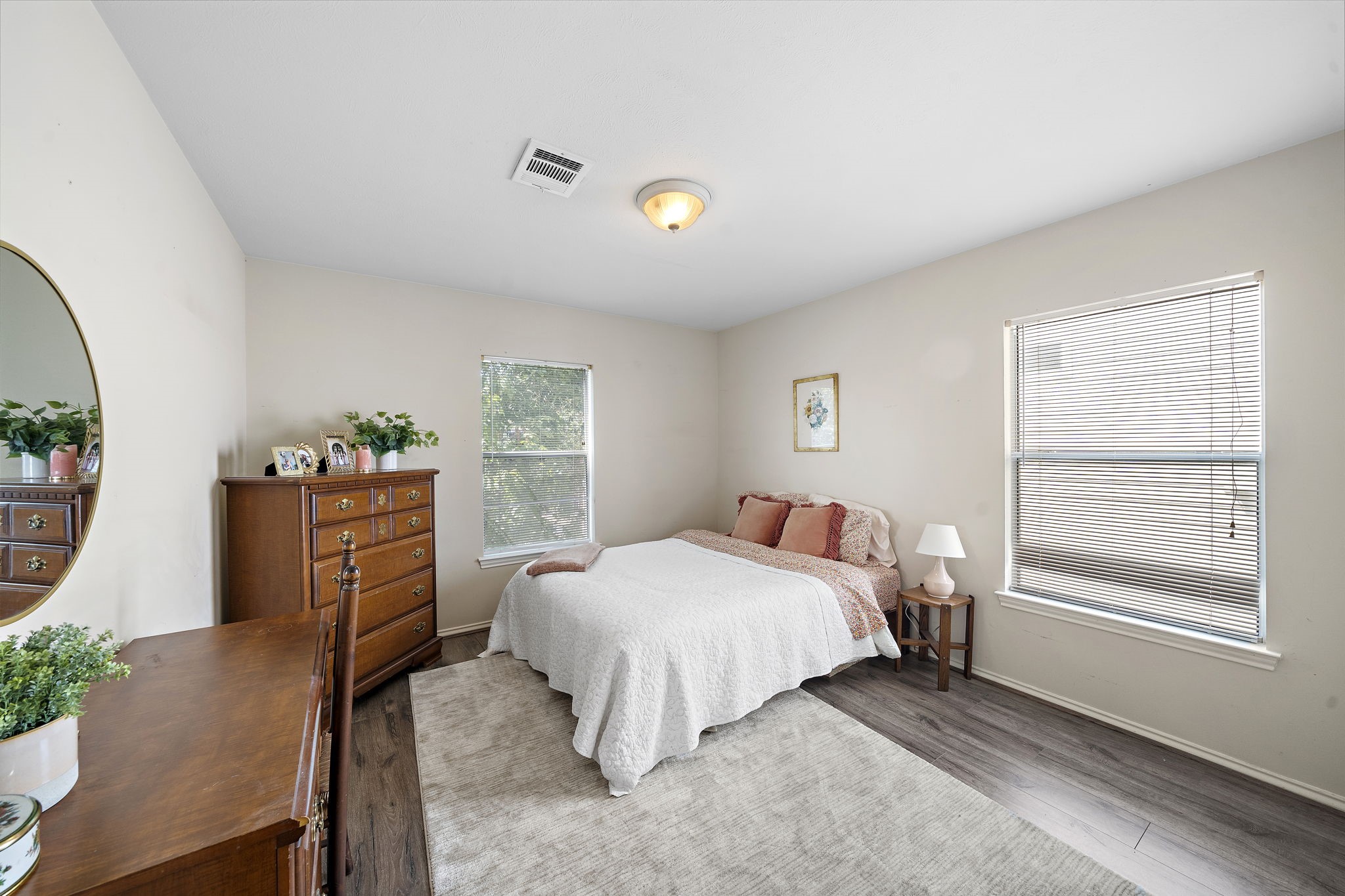 2915 Chenevert Street Houston, TX 77004 - Photo 10 of 15 Large guest bedroom filled with natural lights.