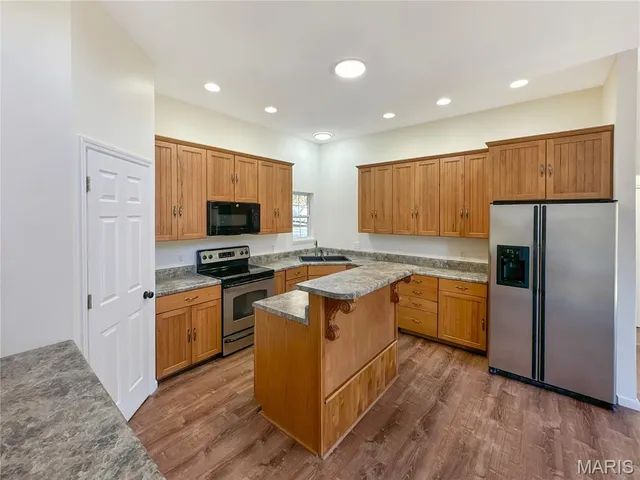 $530,000 | 169 South Kings Road, Lake Sherwood, MO 63357