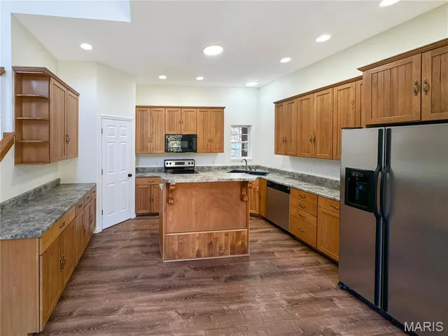 $530,000 | 169 South Kings Road, Lake Sherwood, MO 63357