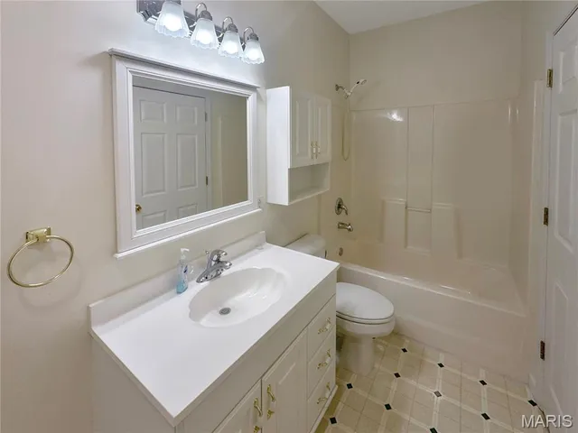 $530,000 | 169 South Kings Road, Lake Sherwood, MO 63357