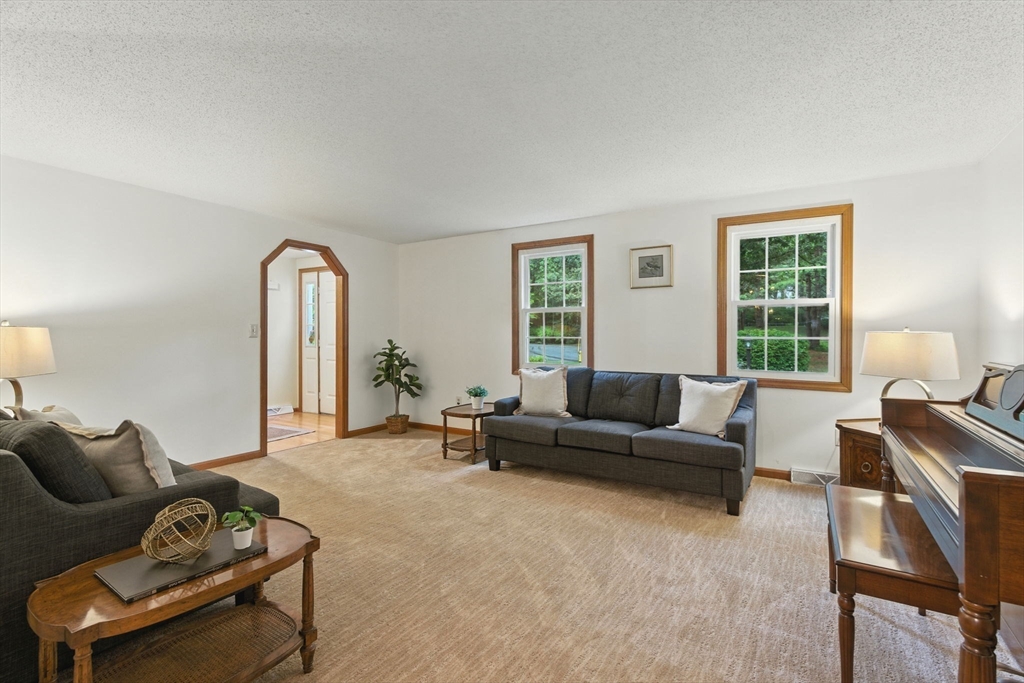 9 Ellsworth Road Andover, MA 01810 - Photo 5 of 37 Gallery Image 5