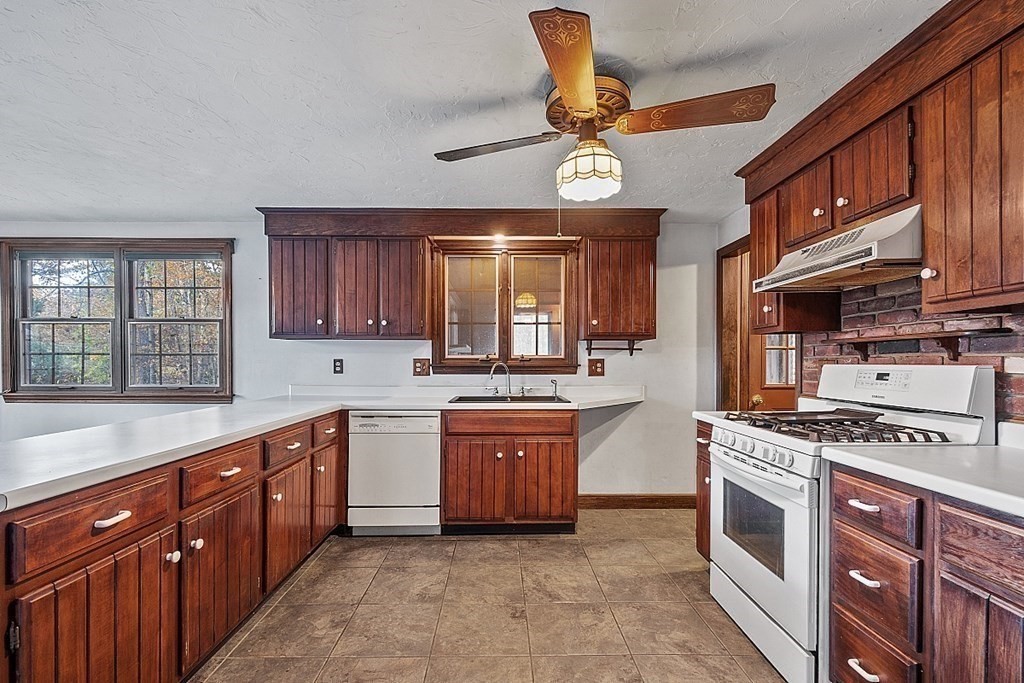 23 Brookfield Road North Brookfield, MA 01535 - Photo 19 of 38 Gallery Image 19