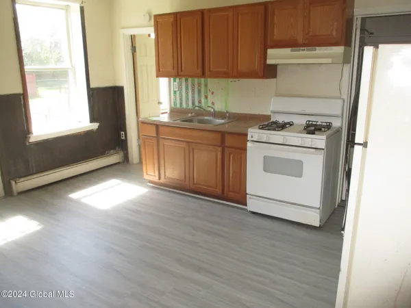 $1,295 | 20 Cataract Street, Unit 2, Cohoes, NY 12047
