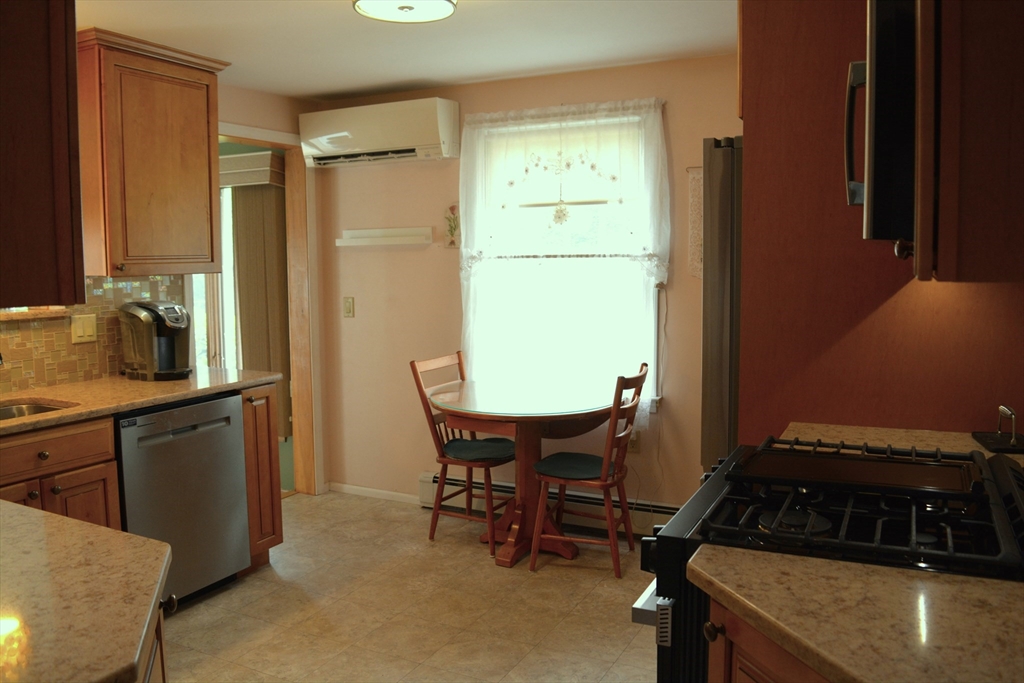 20 Exeter Street West Springfield, MA 01089 - Photo 13 of 42
