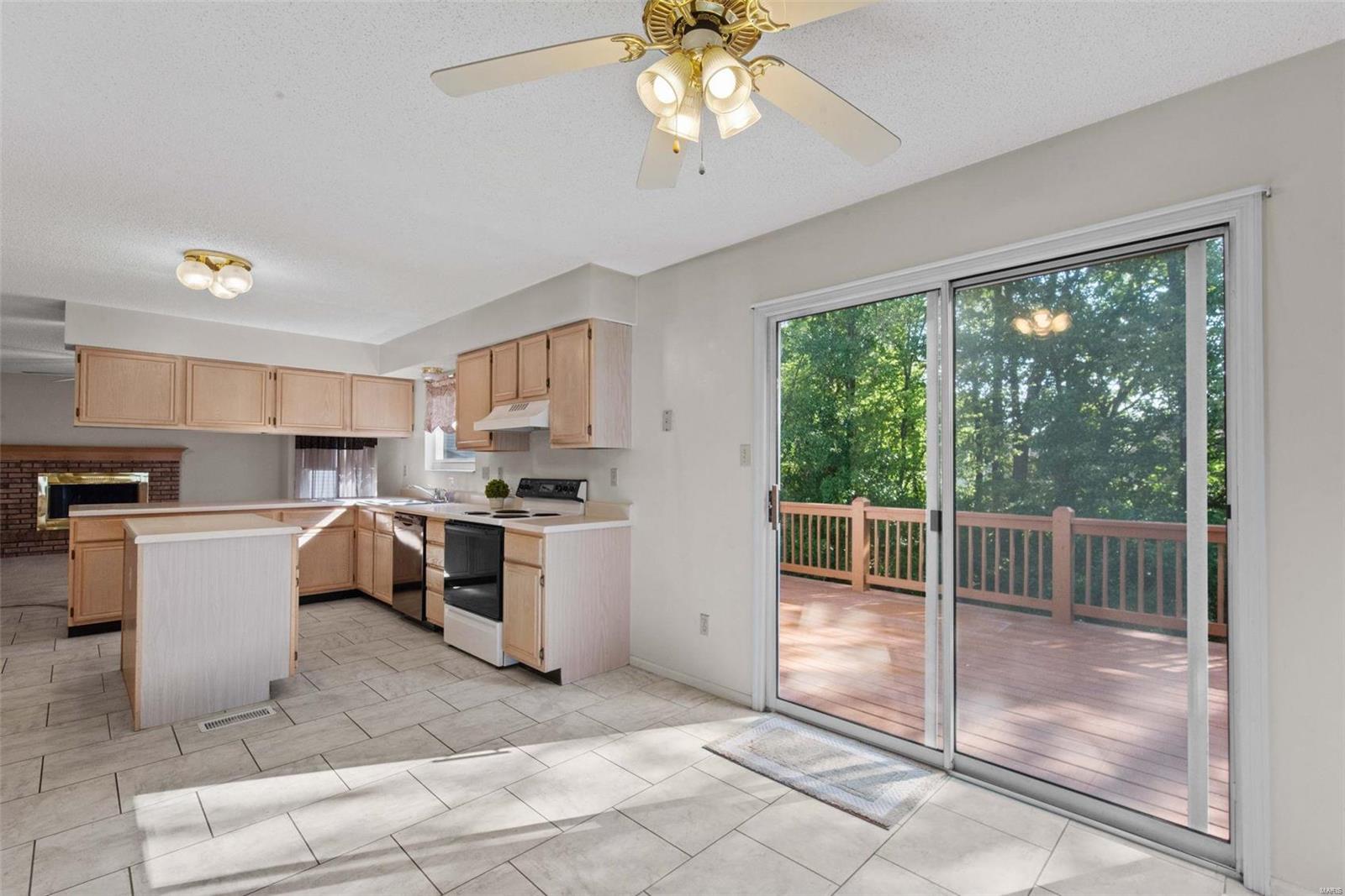 95 Maple Leaf St. Peters, MO 63376 - Photo 10 of 48