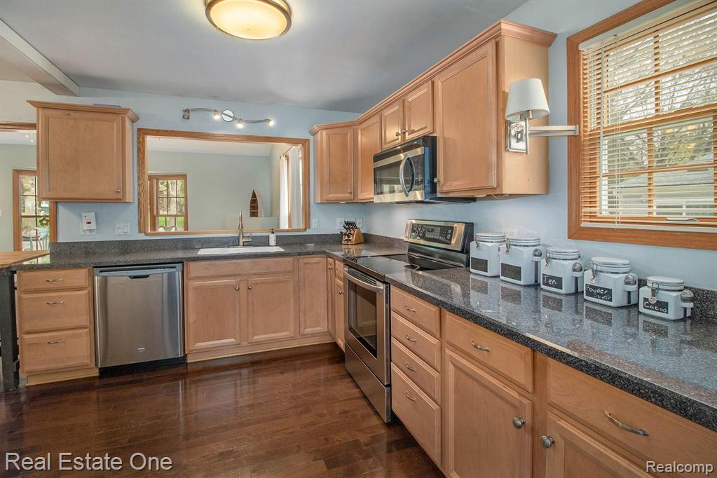 1296 Barneswood Lane Rochester Hills, MI 48306 - Photo 8 of 32