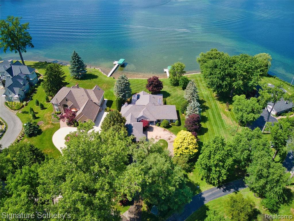 2020 Lake Angelus Road Lake Angelus, MI 48326 - Photo 3 of 52