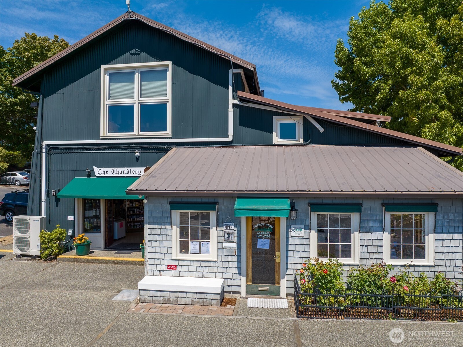 141 Parfitt Way Southwest, Unit M10 Bainbridge Island, WA 98110 - Photo 21 of 23 a front view of a house with a yard