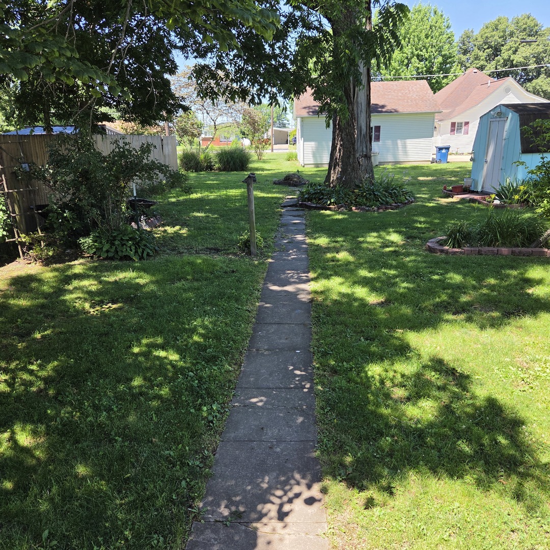 903 South Walnut Street Sesser, IL 62884 - Photo 4 of 16