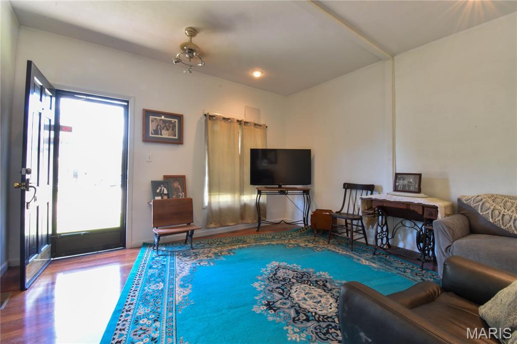 418 East Elm Street Gillespie, IL 62033 - Photo 4 of 20