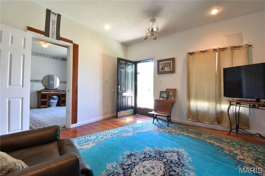 418 East Elm Street Gillespie, IL 62033 - Photo 5 of 20