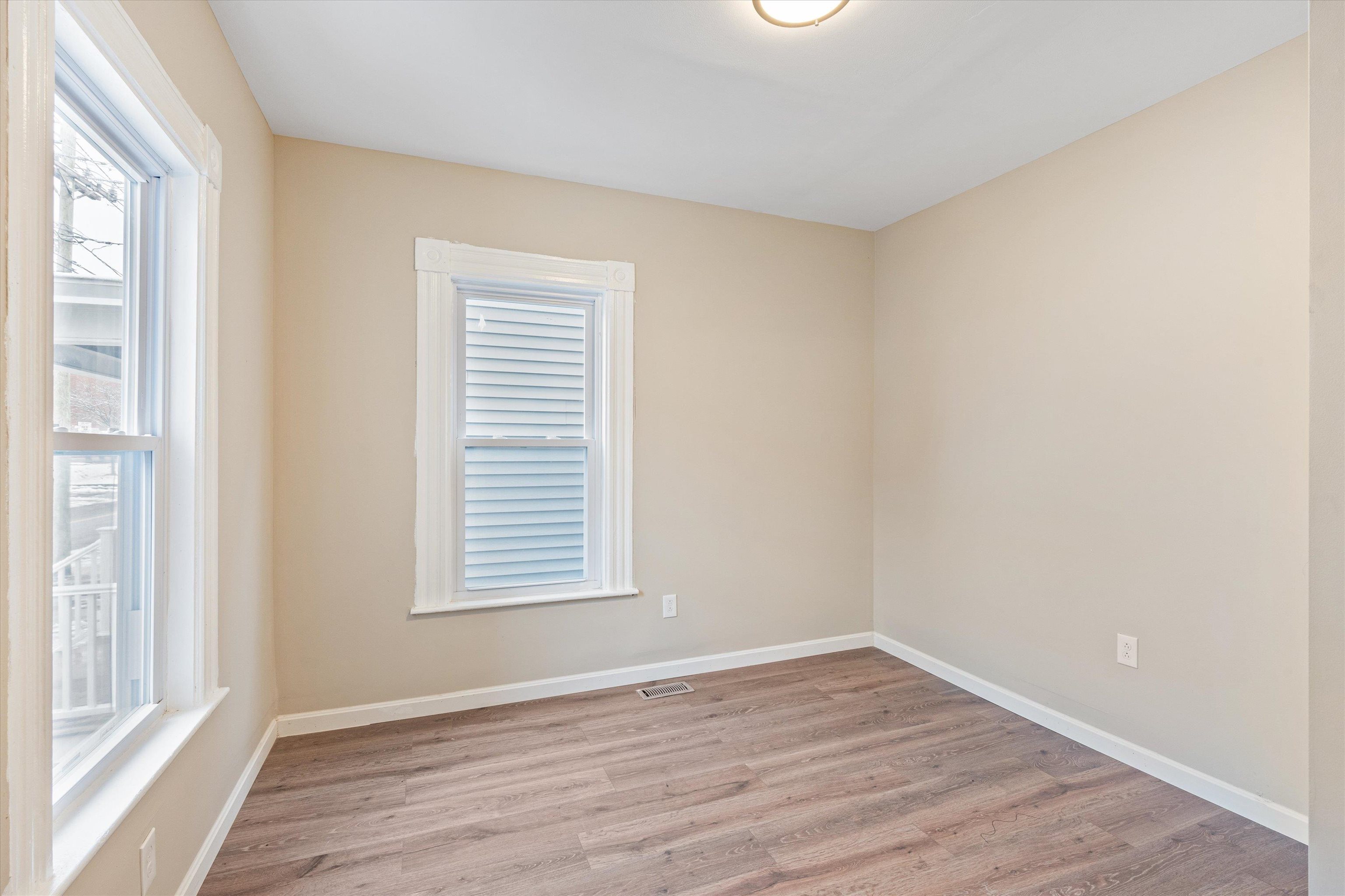 347 Spruce Street Manchester, NH 03103 - Photo 12 of 60