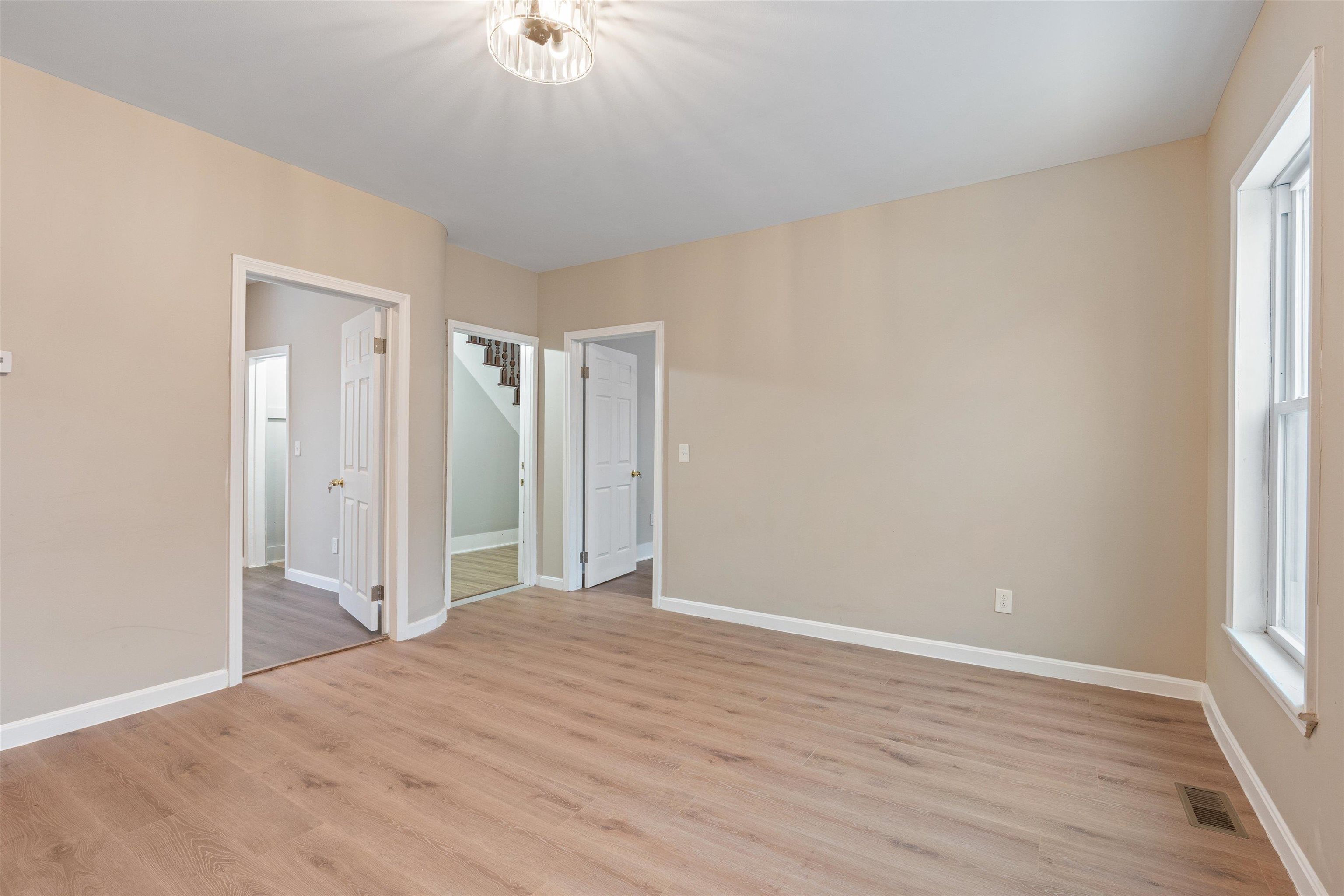 347 Spruce Street Manchester, NH 03103 - Photo 4 of 60