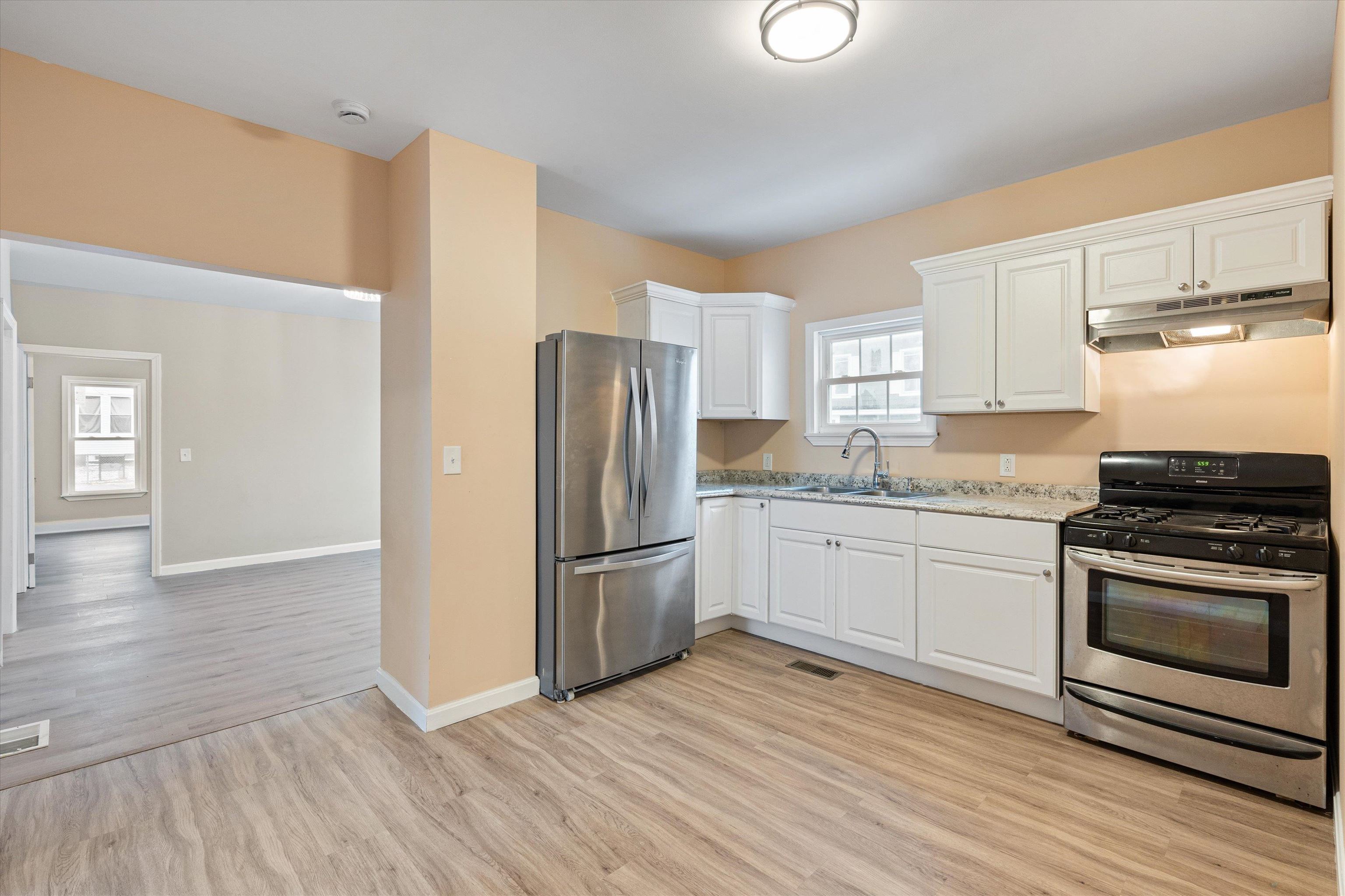 347 Spruce Street Manchester, NH 03103 - Photo 7 of 60