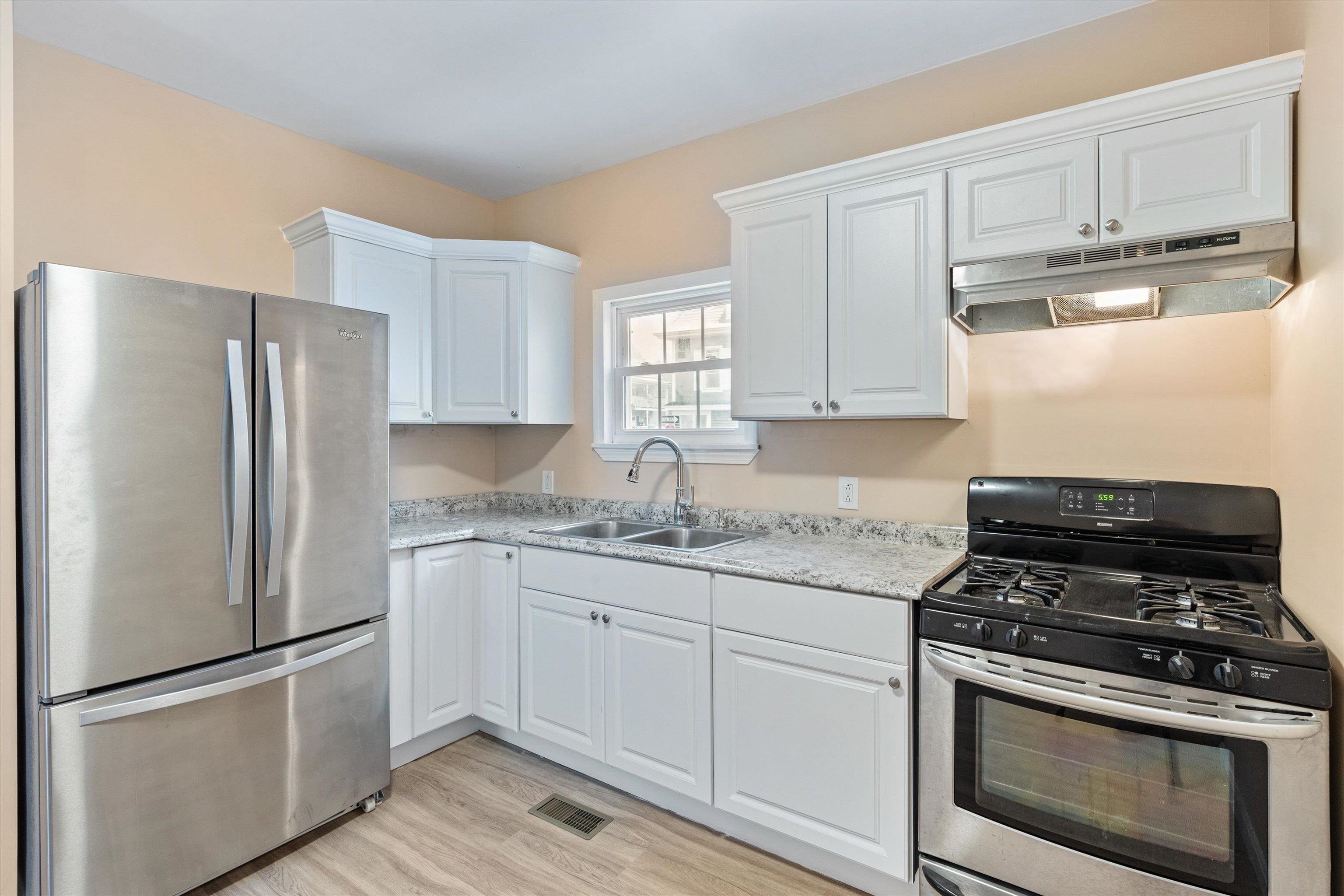 347 Spruce Street Manchester, NH 03103 - Photo 8 of 60