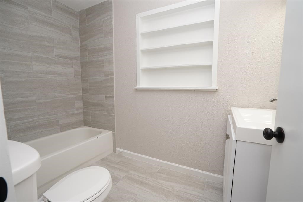 805 Horncastle Street Channelview, TX 77530 - Photo 7 of 12 a bathroom with a toilet and a bathtub