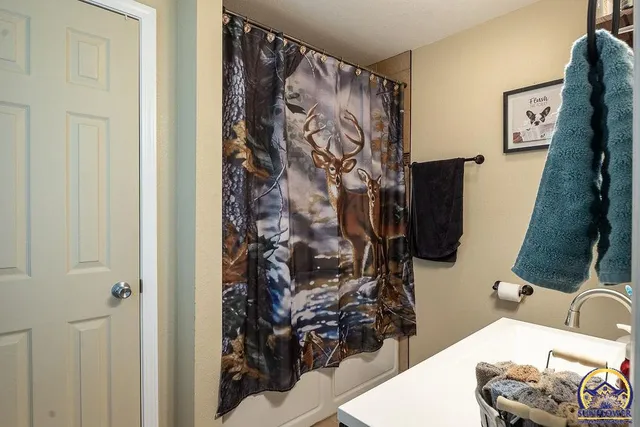 $295,000 | 21015 North Sail-A-Way Drive, Overbrook, KS 66524