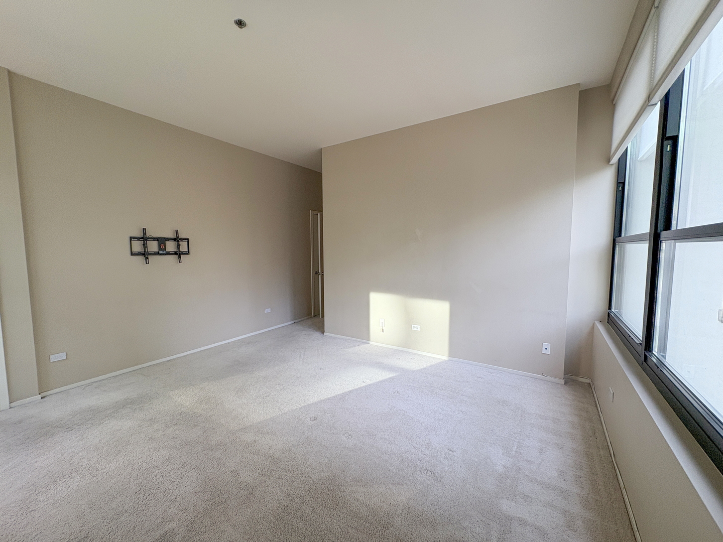 130 South Canal Street, Unit 9M Chicago, IL 60606 - Photo 13 of 14 a view of an empty room and a window