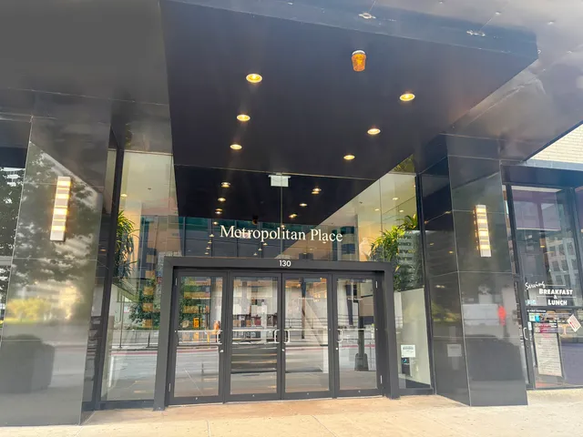 $599,900 | 130 South Canal Street, Unit 9M, Chicago, IL 60606