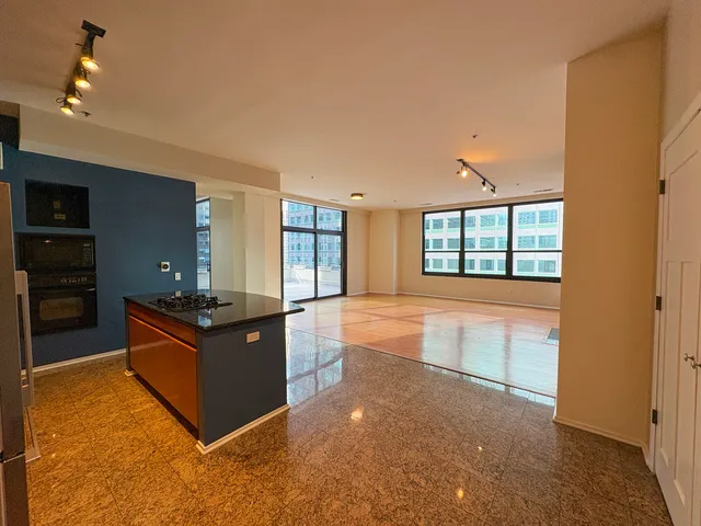 $599,900 | 130 South Canal Street, Unit 9M, Chicago, IL 60606