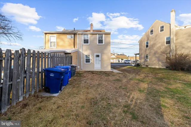 a view of a house with a back yard