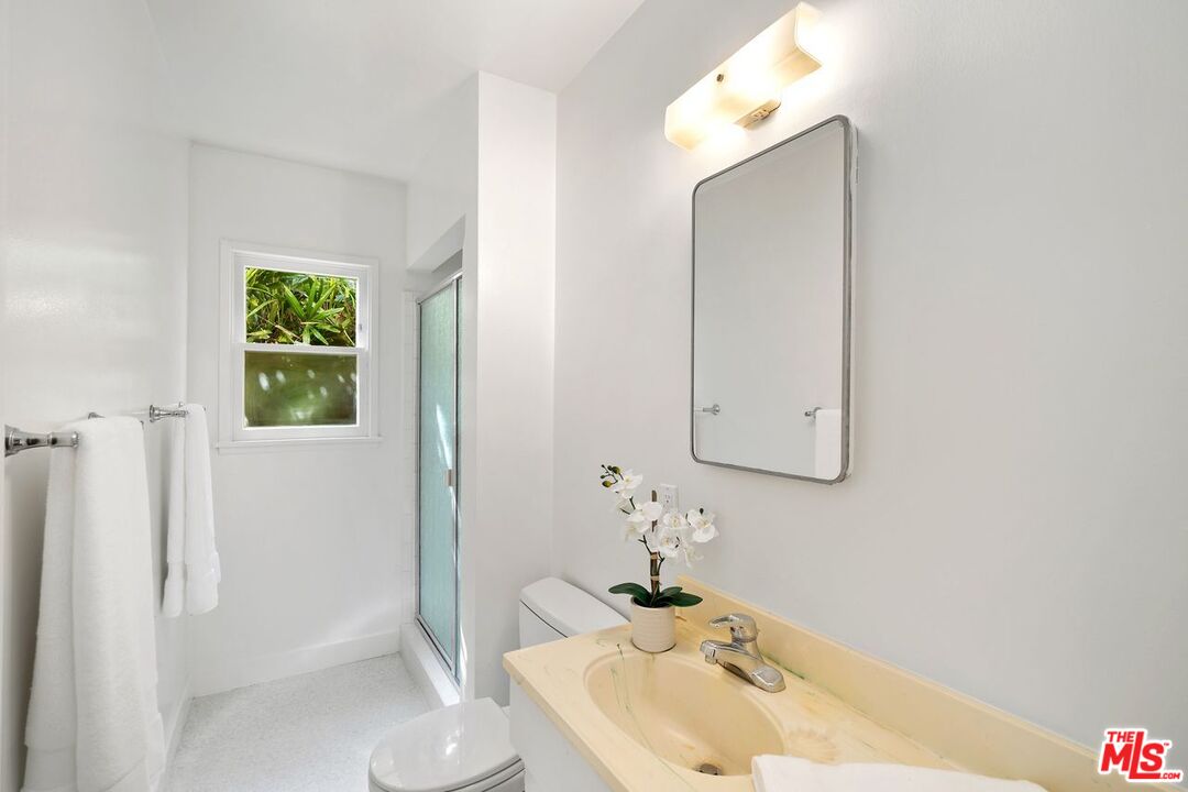 1012 Rose Avenue Venice, CA 90291 - Photo 13 of 27 a bathroom with a sink a toilet and shower