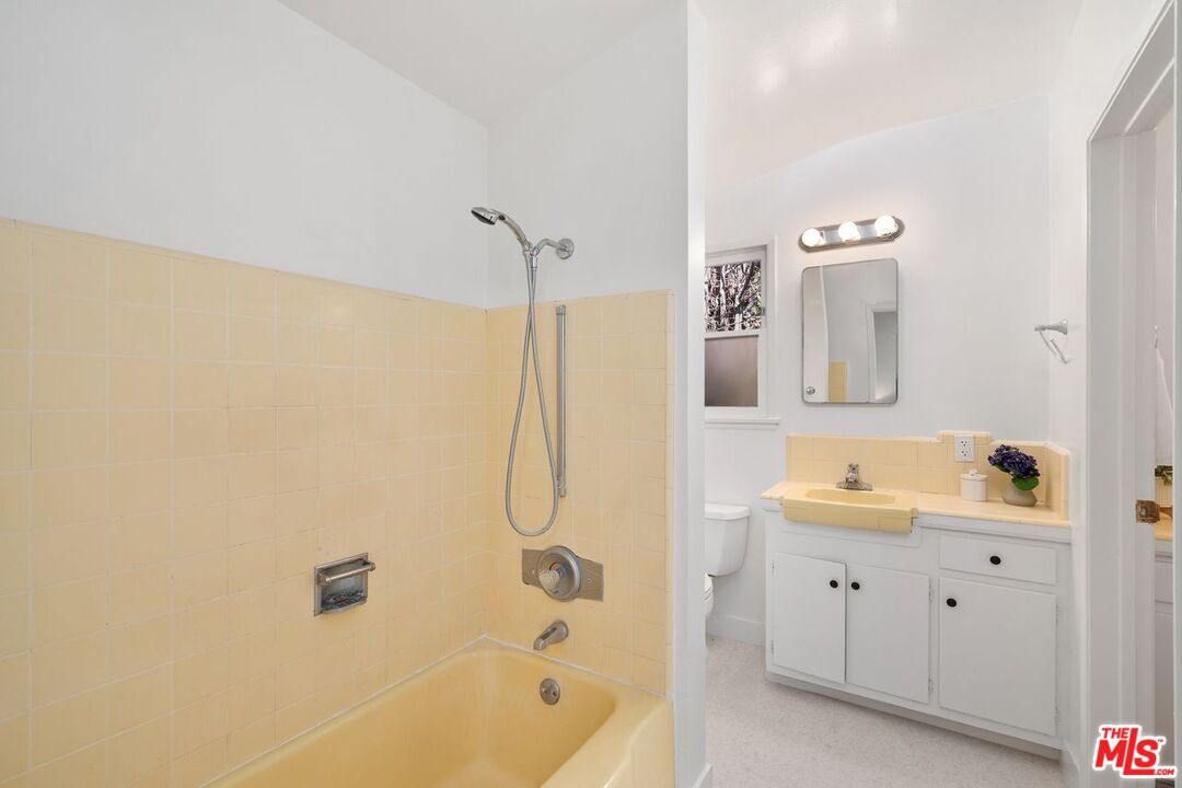 1012 Rose Avenue Venice, CA 90291 - Photo 16 of 27 a bathroom with a double vanity sink a mirror and a bathtub