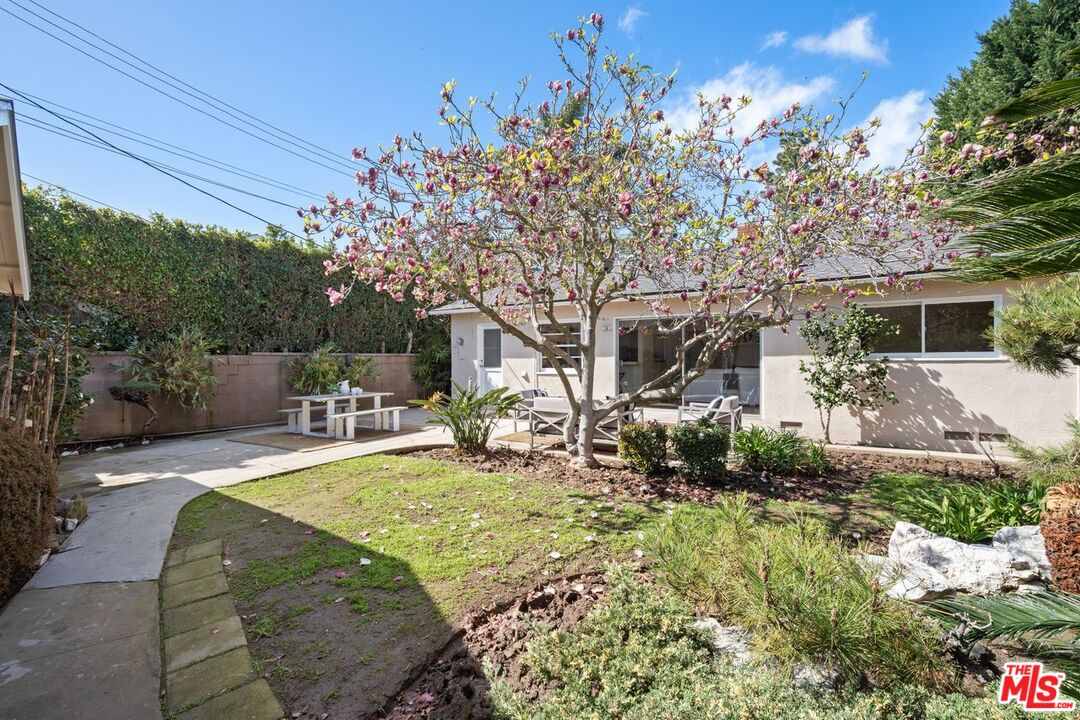 1012 Rose Avenue Venice, CA 90291 - Photo 26 of 27 a house view with a outdoor space