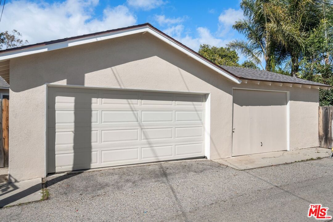 1012 Rose Avenue Venice, CA 90291 - Photo 27 of 27 an outdoor view of entrance gate