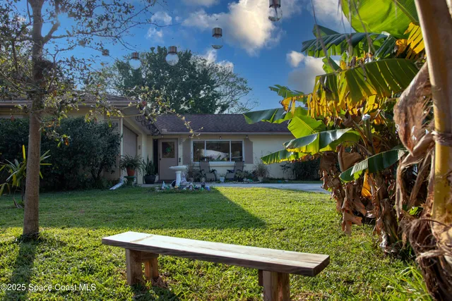 a view of a house with backyard