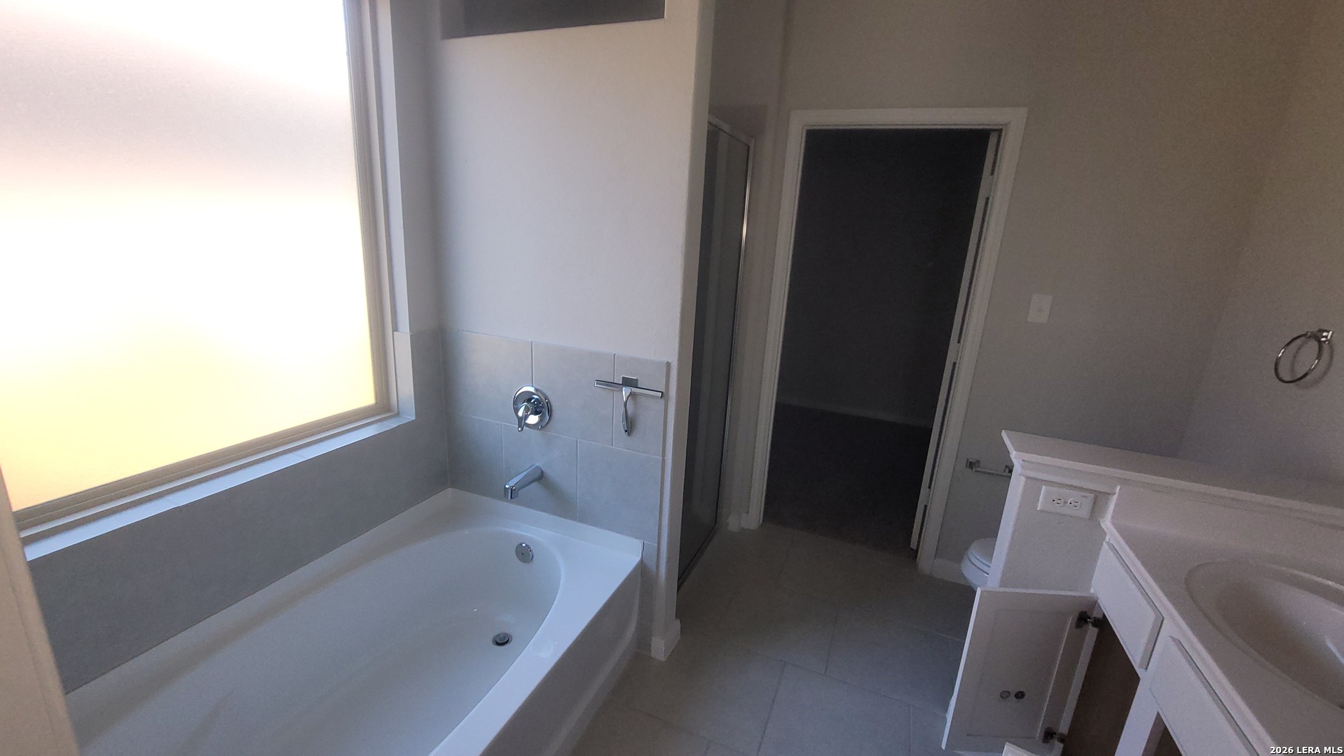 10335 Midsummer Converse, TX 78109 - Photo 2 of 24 a bathroom with a bathtub and a window