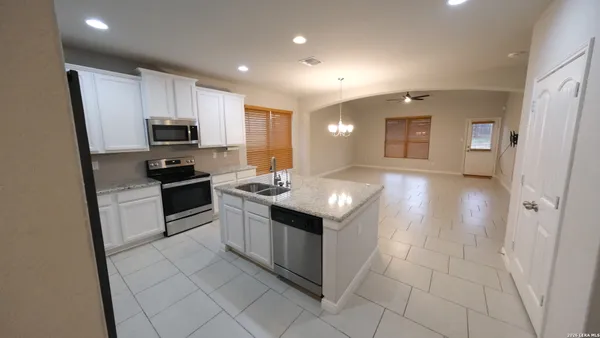 $2,100 | 10335 Midsummer, Converse, TX 78109