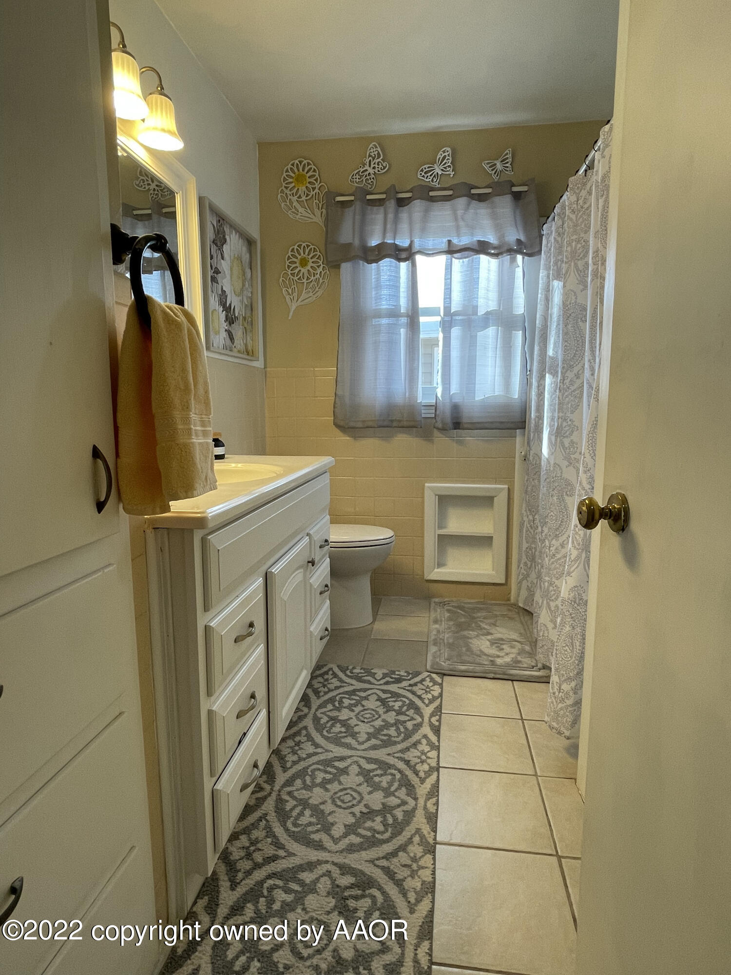 810 Ave Q Sunray, TX 79086 - Photo 13 of 29 a bathroom with a sink a toilet and a shower