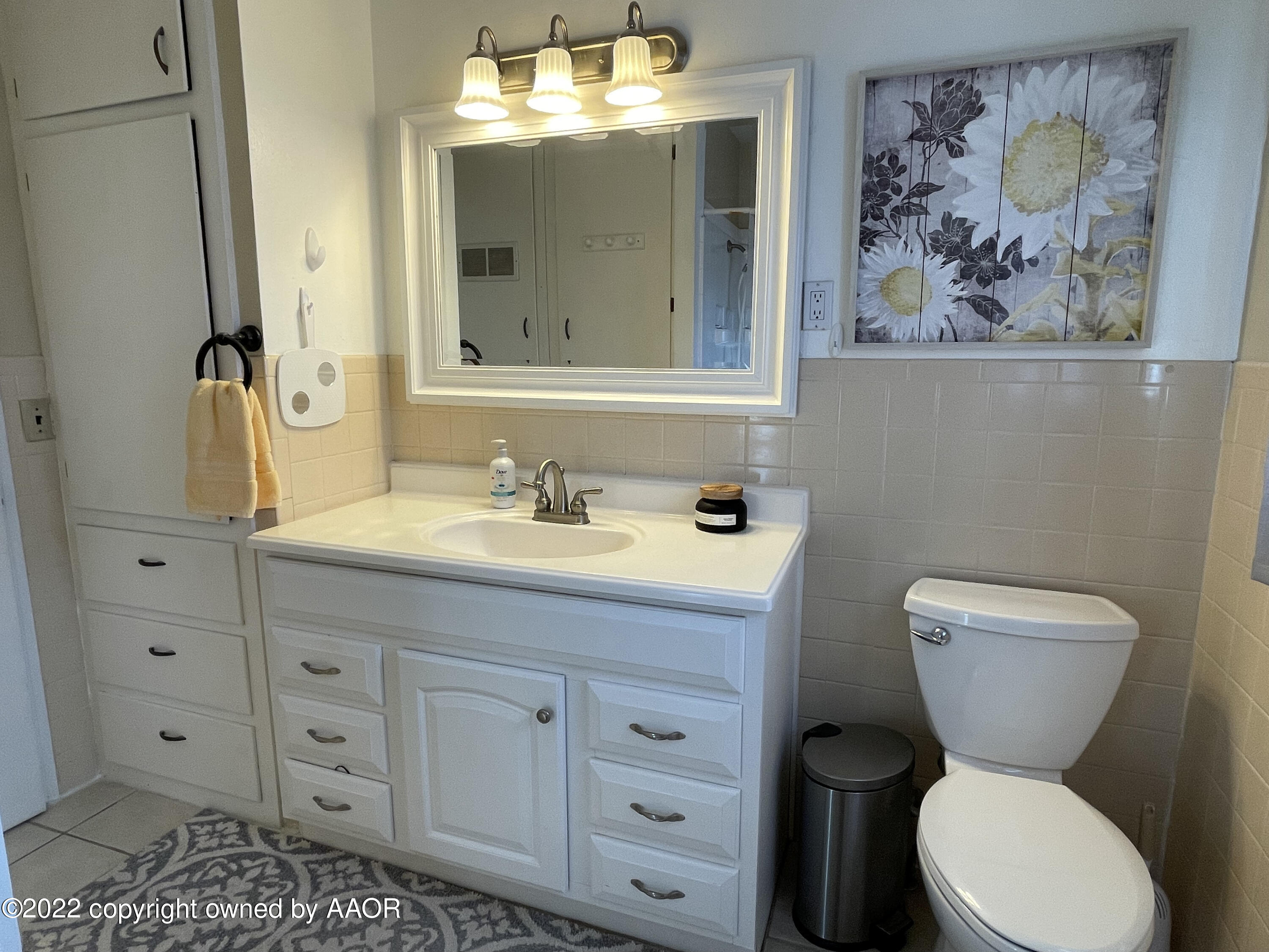 810 Ave Q Sunray, TX 79086 - Photo 14 of 29 a bathroom with a toilet sink and mirror
